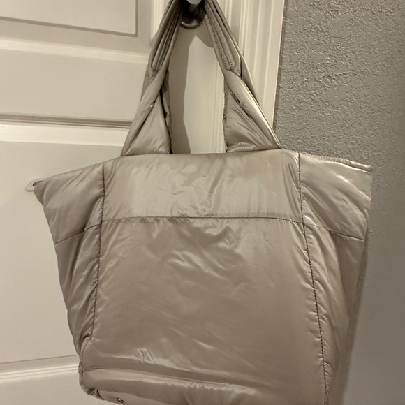 Cara Cumulus Tote in Silver Gray. Used 1 time, Excellent Condition - Picture 2 of 5